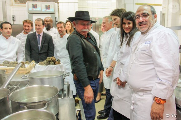 Marion Jollès au côté de Philippe Da Silva au milieu de l'équipe des cuisiniers lors de la soirée La Toque et les Sportifs à l'Hôtellerie Les Gorges de Pennafort à Callas le 2 décembre 2014