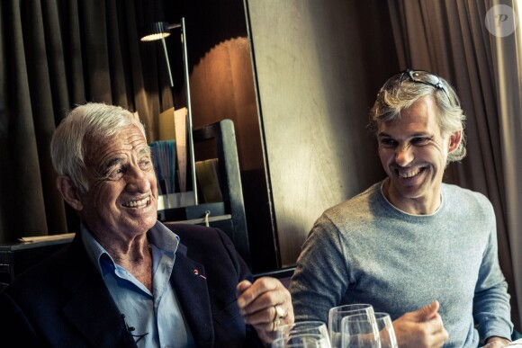 Exclusif - Jean-Paul Belmondo et son fils Paul ont déjeuné au café de l'Alma pour fêter la concrétisation du documentaire qui va être tourné pour TF1 sur Jean-Paul Belmondo le 20 mars 2014