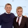 Daniel Craig et Christoph Waltz lors de la conférence de presse BOND 24 aux Pinewood Studios, près de Londres, le 4 décembre 2014.