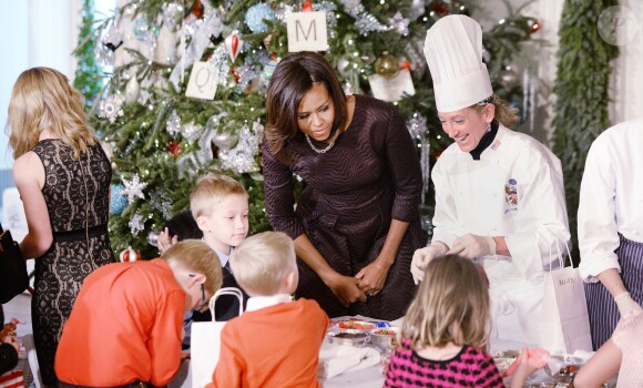 La First Lady Michelle Obama a reçu des familles de militaires à la Maison Blanche, pour découvrir les décorations de Noël, le 3 décembre 2014