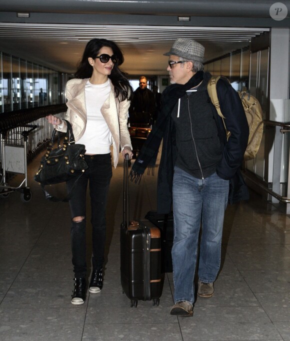 George Clooney et sa femme Amal arrivent à l'aéroport de Londres le 27 novembre 2014. 