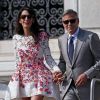 George Clooney et Amal Alamuddin (en Giambattista Valli), portant leurs alliances, apparaissent pour la première fois après leur mariage, le 28 septembre 2014, quittant l'Aman Grande Canal Venice après leur nuit de noces pour rallier le Cipriani pour un brunch avec leurs proches.