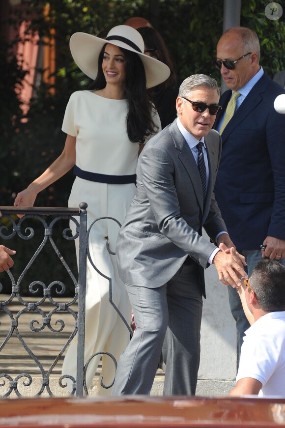 George Clooney et sa femme Amal Alamuddin (en Stella McQueen) quittant l'hôtel Cipriani pour se rendre au palais de Ca Farsetti à Venise, le 29 septembre 2014 pour leur mariage civil à la mairie de Venise qui va officialiser la cérémonie de samedi soir.