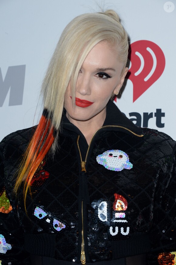 Gwen Stefani dévoile sa nouvelle folie capillaire lors du concert de Noël de la radio KIIS FM (KIIS FM's Jingle Ball) au Staples Center. Los Angeles, le 5 décembre 2014.
