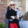 Gwen Stefani sort d'une clinique d'acupuncture avec son fils Apollo à Los Angeles, le 21 novembre 2014