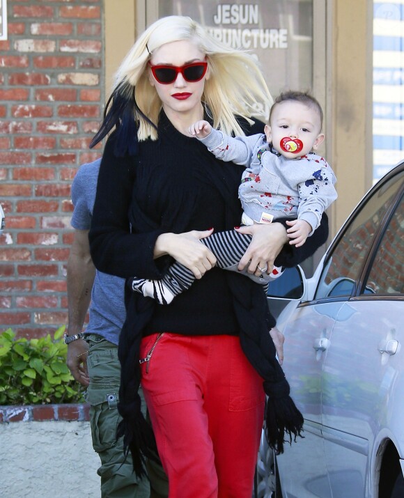 Gwen Stefani sort d'une clinique d'acupuncture avec son fils Apollo à Los Angeles, le 21 novembre 2014