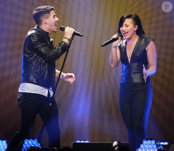 Nick Jonas et Demi Lovato prestent lors du KIIS FM's Jingle Ball 2014 au Staples Center. Los Angeles, le 5 décembre 2014.