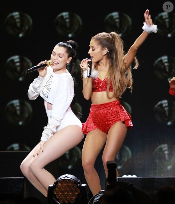 Jessie J et Ariana Grande prestent lors du KIIS FM's Jingle Ball 2014 au Staples Center. Los Angeles, le 5 décembre 2014.