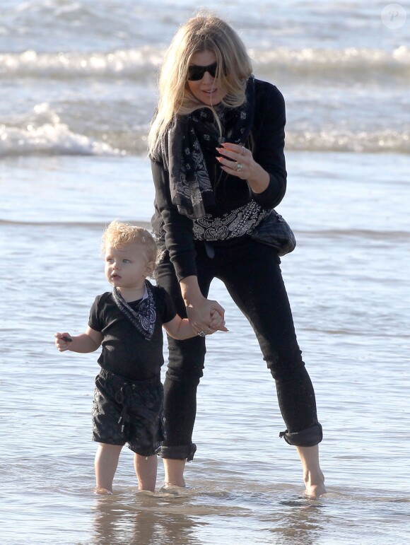 Fergie avec son fils Axl sur une plage de Santa Monica, le 6 décembre 2014