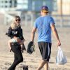 Fergie et son mari Josh Duhamel leur fils Axl sur une plage de Santa Monica, le 6 décembre 2014