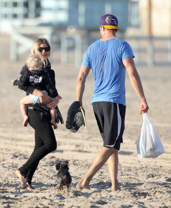 Fergie et son mari Josh Duhamel leur fils Axl sur une plage de Santa Monica, le 6 décembre 2014