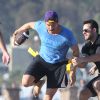 Josh Duhamel en plein effort avec ses amis sur une plage de Santa Monica, le 6 décembre 2014