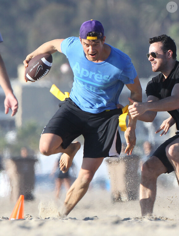 Josh Duhamel en plein effort avec ses amis sur une plage de Santa Monica, le 6 décembre 2014