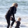 Fergie avec son fils Axl sur une plage de Santa Monica, le 6 décembre 2014