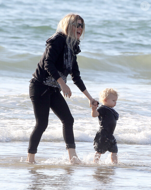 Fergie avec son fils Axl sur une plage de Santa Monica, le 6 décembre 2014