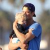Josh Duhamel et son fils Axl sur une plage de Santa Monica, le 6 décembre 2014