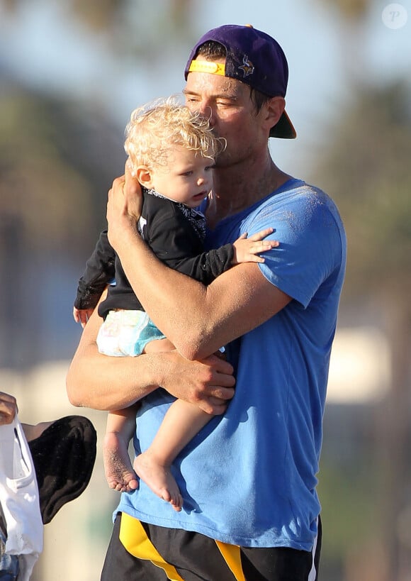 Josh Duhamel et son fils Axl sur une plage de Santa Monica, le 6 décembre 2014