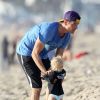 JOsh Duhamel et son fils Axl sur une plage de Santa Monica, le 6 décembre 2014