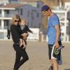 Fergie, Josh Duhamel et leur petit Axl sur une plage de Santa Monica le 6 décembre 2014