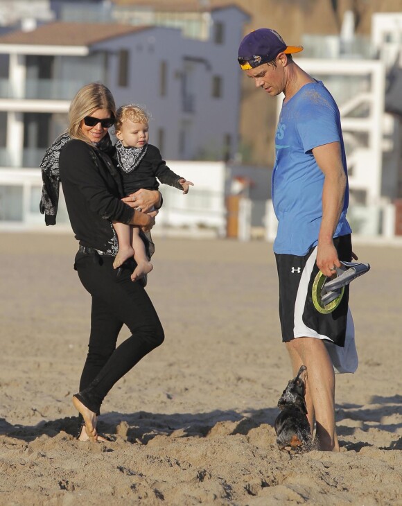 Fergie, Josh Duhamel et leur petit Axl sur une plage de Santa Monica le 6 décembre 2014