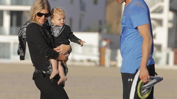 Fergie et Josh Duhamel, parents au top : Sortie plage avec leur irrésistible Axl