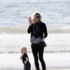 Fergie avec son petit Axl sur une plage de Santa Monica le 6 décembre 2014