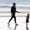 Fergie avec son petit Axl sur une plage de Santa Monica le 6 décembre 2014