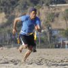 Josh Duhamel en plein effort sur une plage de Santa Monica, le 6 décembre 2014