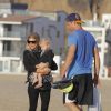 Josh Duhamel avec son épouse et leur fils Axl, le 6 décembre 2014 sur une plage de Santa Monica
