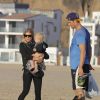 Josh Duhamel avec son épouse et leur fils Axl, le 6 décembre 2014 sur une plage de Santa Monica