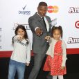 Jamie Foxx avec sa fille et une copine de cette dernière à la première du film "Annie'" à New York, le 7 décembre 2014.