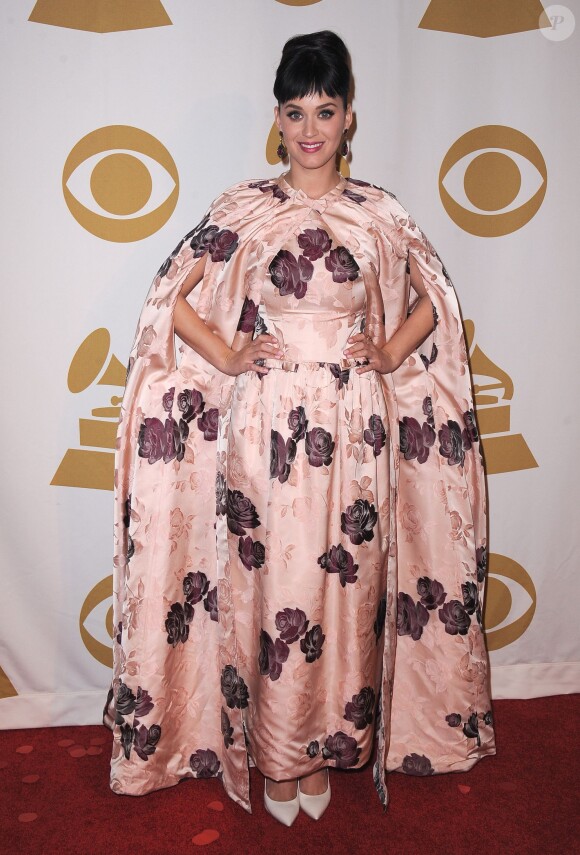Katy Perry porte une robe et une cape assorties Dolce & Gabbana à Los Angeles. Le 27 janvier 2014.