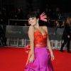 Lily Allen porte une robe en satin Vivienne Westwood Couture aux Bafta Awards à Londres, le 16 février 2014.