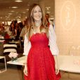  Sarah Jessica Parker porte une robe rouge Dolce &amp; Gabbana, associ&eacute;e &agrave; une chemise blanche et des collants noirs pour lancer sa marque de chaussures SJP Collection &agrave; Miami. Le 8 mars 2014. 