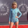  Taylor Swift porte une combi-short Mary Katrantzou (collection croisi&egrave;re 2015) et des bottines Elie Saab aux MTV Video Music Awards 2014. Inglewood, le 24 ao&ucirc;t 2014. 