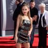 Ariana Grande porte une robe en cuir Moschino et des bottes (également en cuir) lors des MTV Video Music Awards 2014 à Inglewood. Le 24 août 2014.