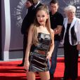  Ariana Grande porte une robe en cuir Moschino et des bottes (&eacute;galement en cuir) lors des MTV Video Music Awards 2014 &agrave; Inglewood. Le 24 ao&ucirc;t 2014. 
