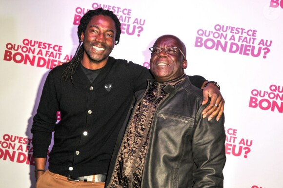 Noom Diawara et son père de fiction lors de la soirée "Qu'est-ce qu'on a fait au bon Dieu" au Showcase, Paris, le 8 décembre 2014.