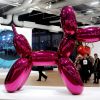 Le célèbre "Balloon Dog" de Jeff Koons actuellement exposé au Centre Pompidou dans le cadre de la rétrospective consacrée à l'artiste. Novembre 2014.