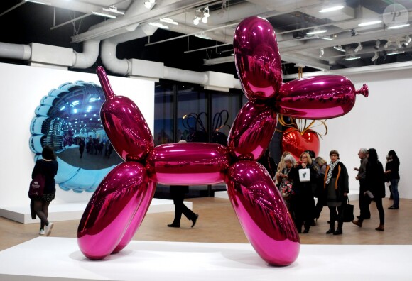 Le célèbre "Balloon Dog" de Jeff Koons actuellement exposé au Centre Pompidou dans le cadre de la rétrospective consacrée à l'artiste. Novembre 2014.
