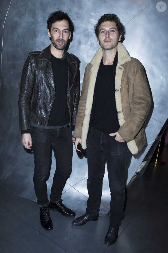Le duo AaRON - Présentation du sac "Balloon Dog" de Jeff Koons pour H&M au centre Pompidou à Paris le 9 décembre 2014.