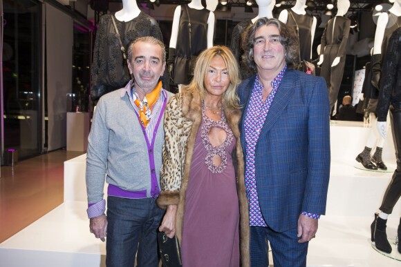 Didier Ludot et son ami entoure Maryam Mahdavi - Présentation du sac "Balloon Dog" de Jeff Koons pour H&M au centre Pompidou à Paris le 9 décembre 2014.