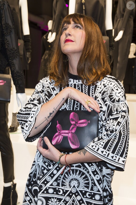 Daphné Bürki - Présentation du sac "Balloon Dog" de Jeff Koons pour H&M au centre Pompidou à Paris le 9 décembre 2014.