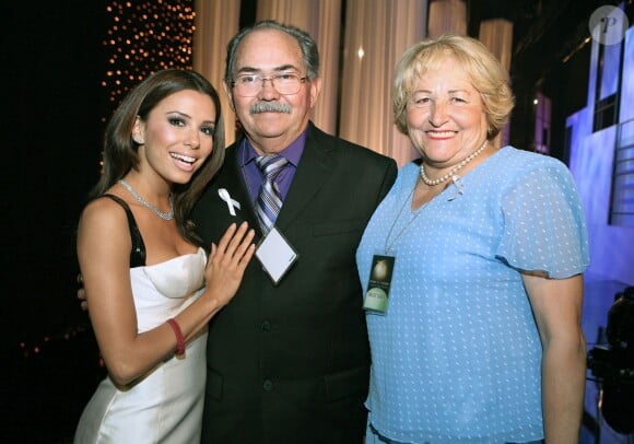 Eva Longoria et ses parents Ella et Enrique Longoria aux ALMA Awards, à Los Angeles, le 7 mai 2006