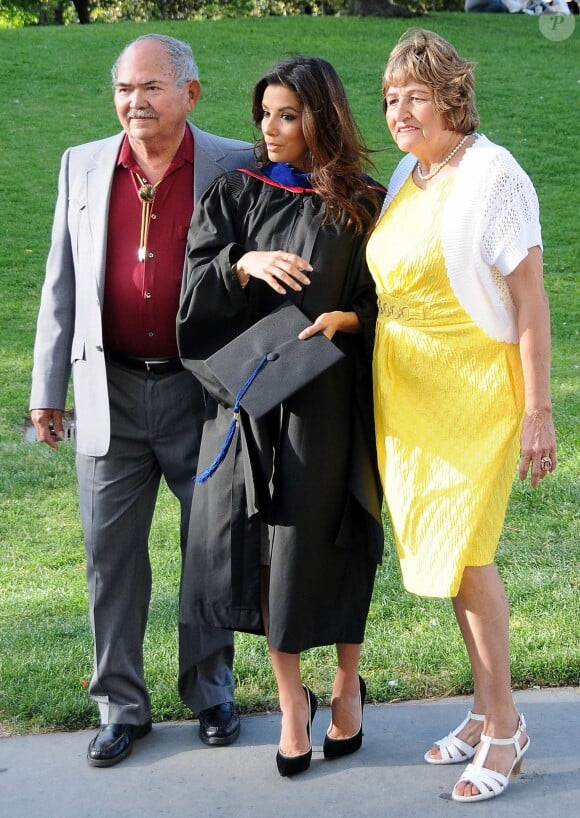 Eva Longoria pose avec ses parents Enrique Longoria Jr. et Ella Eva Mireles à State University Northridge de The Valley Performing Arts Center à Chicago, le 22 mai 2013