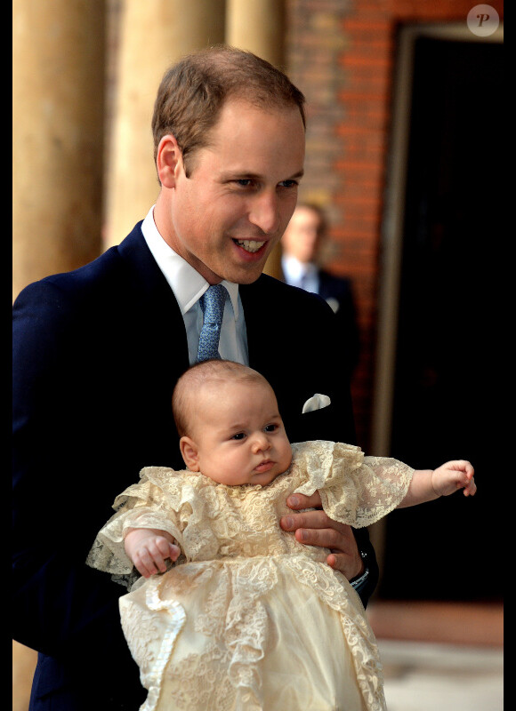 Le Prince William, duc de Cambridge, et son fils le prince George dans la chapelle royale du palais St James le 23 octobre 2013 à Londres.