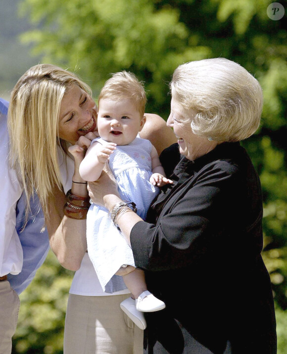 Catharina-Amalia des Pays-Bas dans les bras de sa grand mère, la Reine Béatrix, aux côtés de sa mère, la Reine Maxima Zorreguieta (à l'époque princesse) le 9 juillet 2014. ©Abaca Press