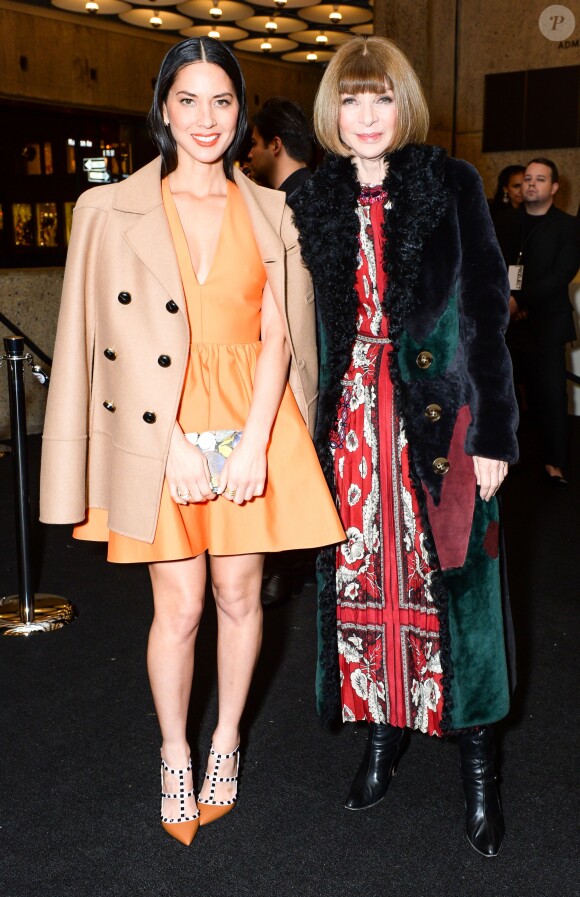Olivia Munn et Anna Wintour assistent à la présentation de la collection New York Haute Couture de Valentino au Whitney Museum. New York, le 10 décembre 2014.