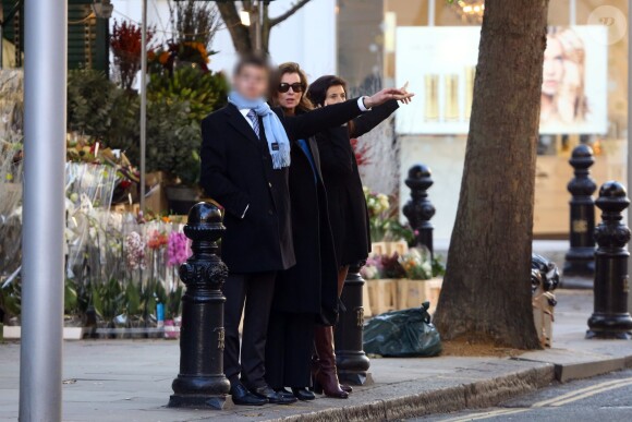 Valérie Trierweiler fait du shopping avec son fils Léonard et son agent littéraire Anna Jarota à Londres. Le 24 novembre 2014