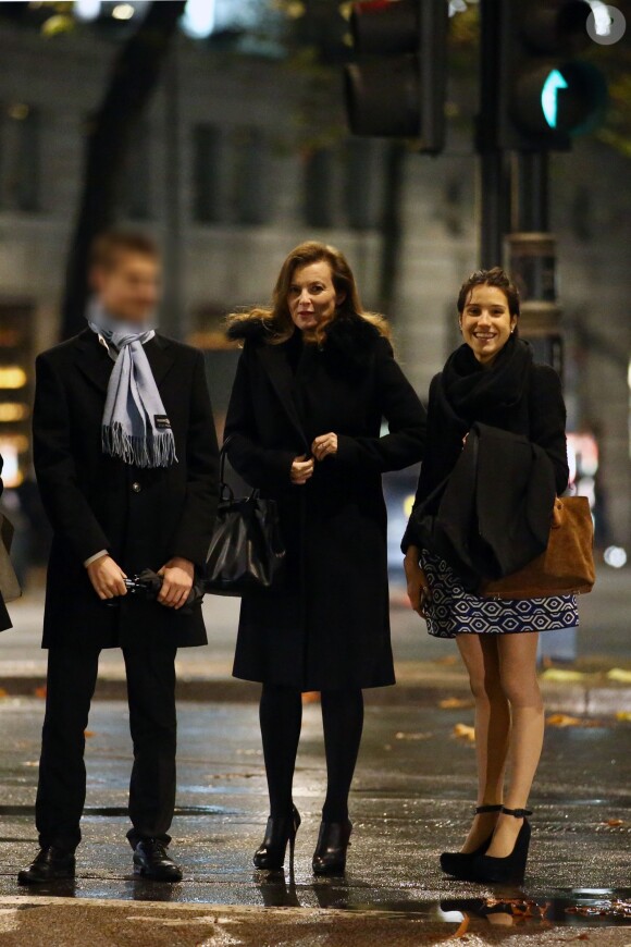 Valérie Trierweiler, son fils Léonard et son agent littéraire Anna Jarota se rendent au restaurant "The Delaunay" à Londres, le 23 novembre 2014.
